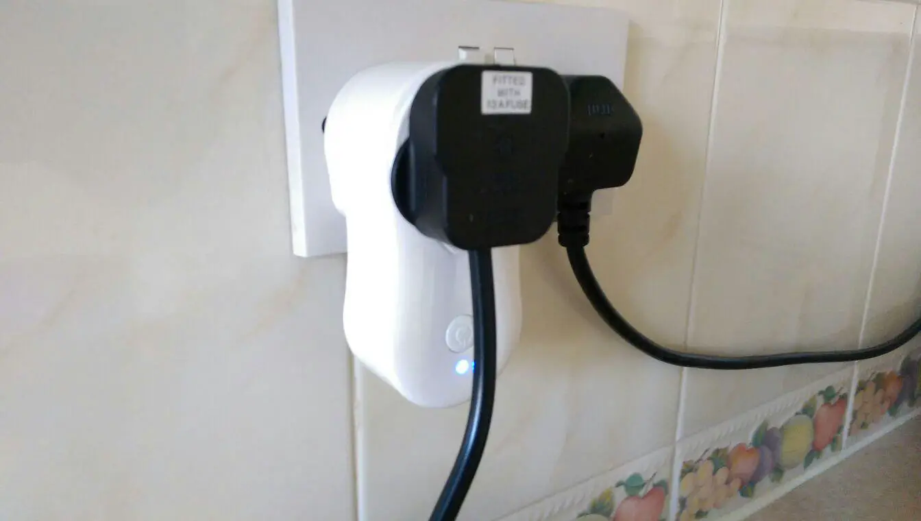 Lombex smart plug in action