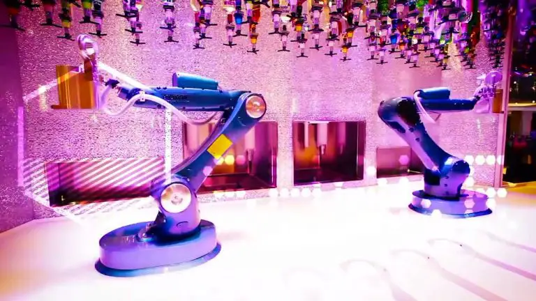 Robotic Bar Tender Can Mix 120 Cocktails An Hour At Tipsy Robot in Las Vegas!
